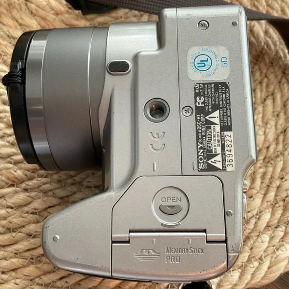 Sony Cyber-shot DSC-H1 DSC Super SteadyShot 5.1 Mega Pixels 12.0x Zoom in Box - Picture 8 of 16